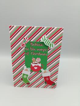 Bunte Weihnachtskarte „Believe in the magic of Christmas“ mit Streifen- und Candy-Design